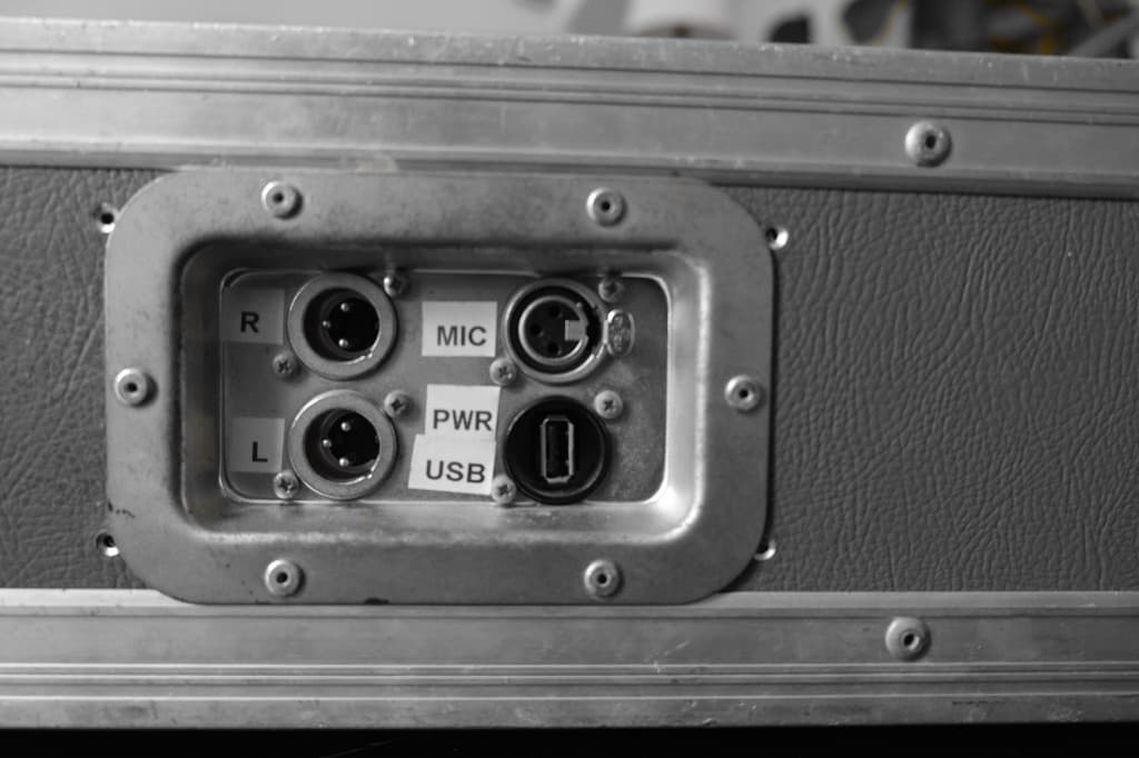 Aansluitpaneel van de Pioneer-flightcase met de uitgangen R en L