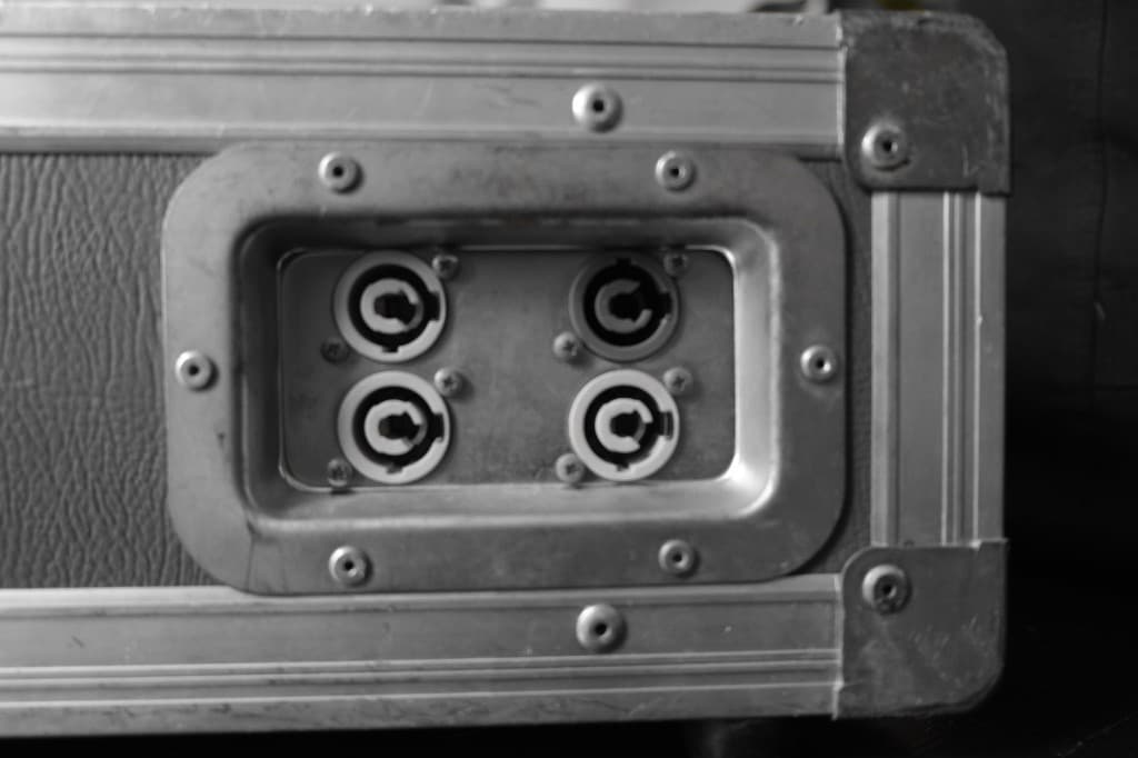 PowerCON-aansluiting op het paneel van de flightcase