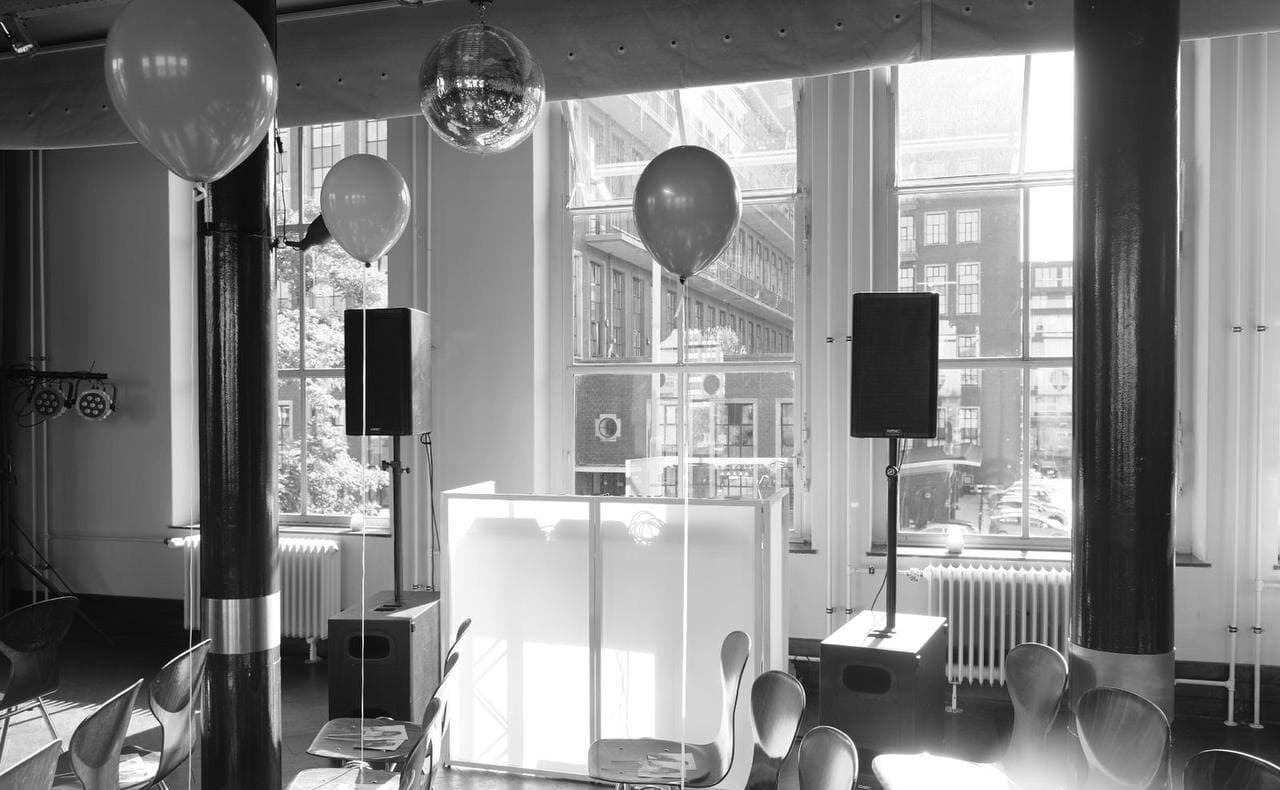 DJ booth op trussen met front 1