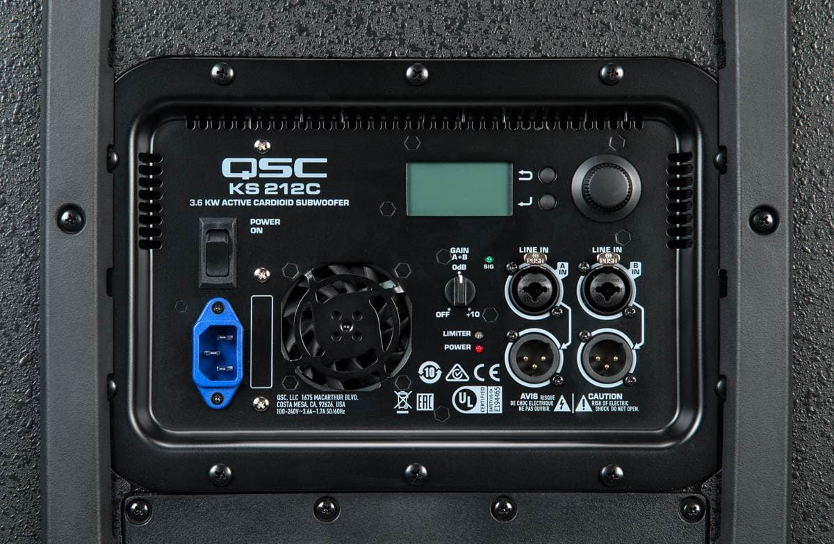 Achterkant van de QSC KS212C subwoofer met LINE IN A en de doorlus-uitgang